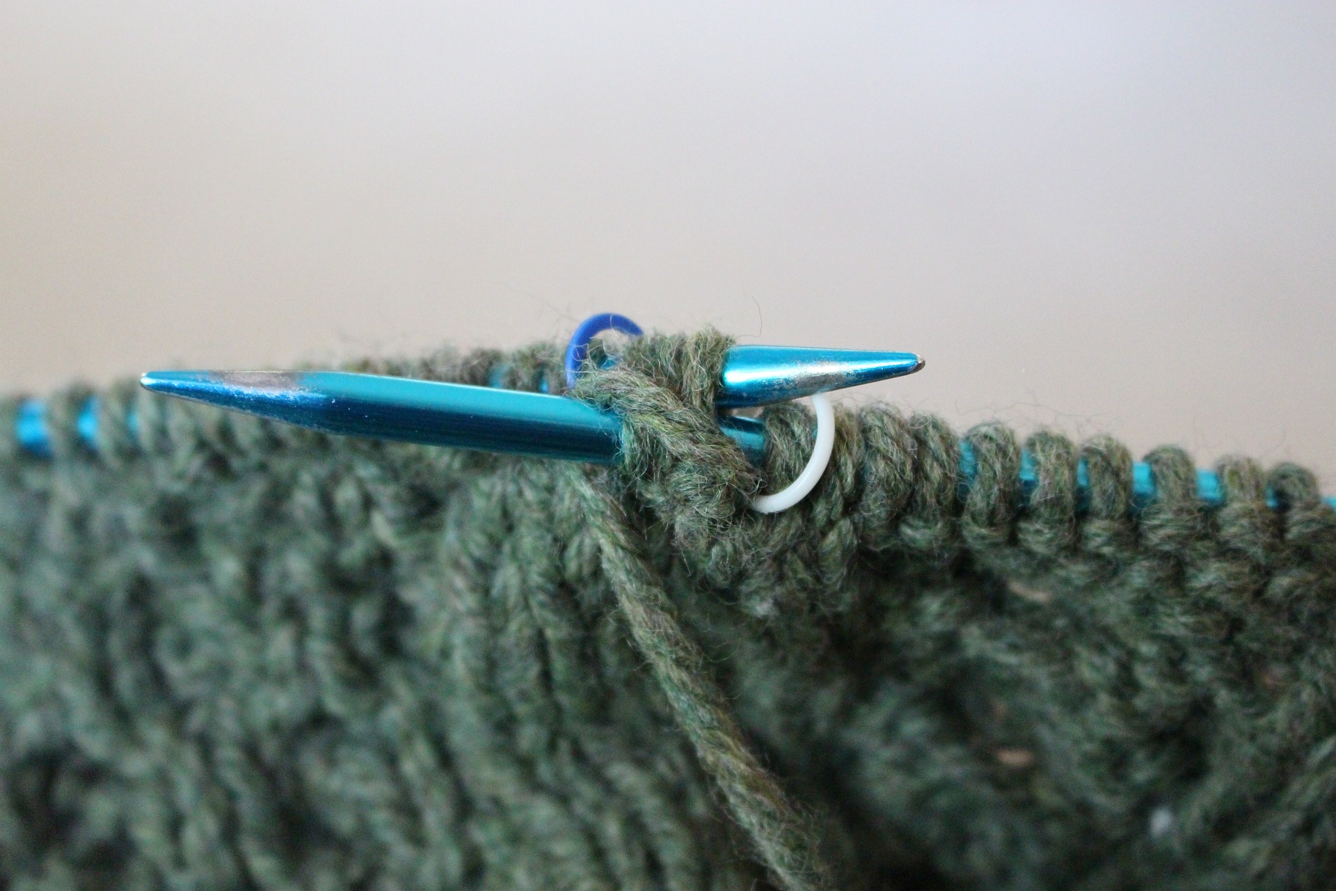 ręcznie robiony sweter na drutach